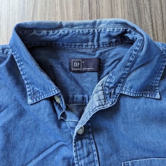 GAP - Long sleeve button up- Medium - Picture 2 of 5